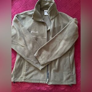 Olive Green Columbia men’s zip up sweater.
